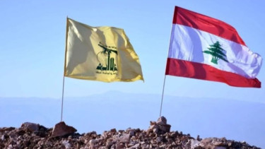 Bendera nasional Lebanon (kanan) dan bendera Hizbullah