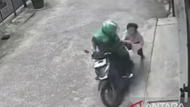 Aksi penjambretan terhadap seorang wanita lansia