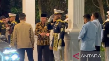 Presiden Ke-7 RI Jokowi menaiki kendaraan usai bertemu Prabowo di Istana