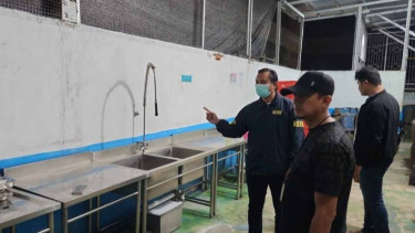 Personel Polres Aceh Selatan memeriksa SPPG terkait dugaan keracunan program MBG