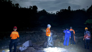 Tim Basarnas Semarang melakukan pencarian korban hilang yang terseret banjir lahar dingin Gunung Merapi