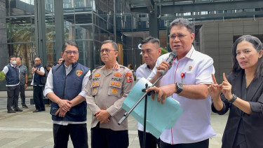 Irjen Pol Daniel Bolly Hyronimus Tifaona (kedua kanan)