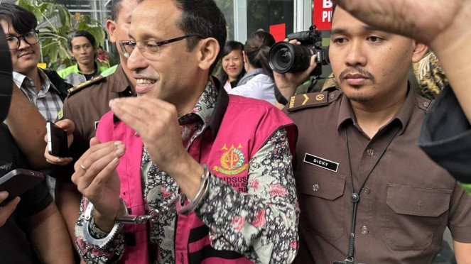 Eks Mendikbudristek, Nadiem Makarim (kiri)