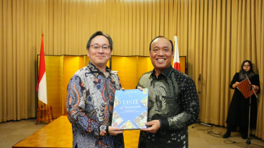 Wakapolri Komjen Dedi Prasetyo menyerahkan buku 'Rasa Bhayangkara Nusantara' ke Kedubes Jepang