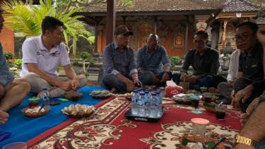 Anggota Komisi III DPR RI I Wayan Sudirta memberi penyuluhan hukum ke kepala desa di Bali
