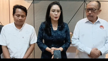 Anggota Komisi VI DPR RI, Rieke Diah Pitaloka (tengah)