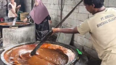 Produksi Dodol di Bekasi.