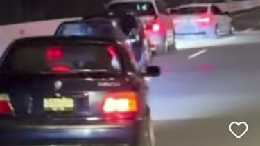 Konvoi mobil zig-zag di tol