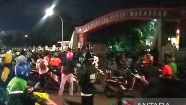Suasana saat ratusan ojol berkumpul dan memadati depan Kampus Universitas Negeri Makassar (UNM)