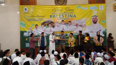 DPP Partai Golkar menyalurkan bantuan ribuan paket rendang kaleng untuk warga Palestina