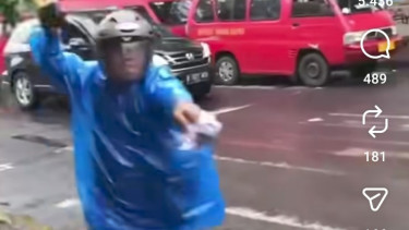 Pemotor lawan arah mengancam warga menggunakan batu