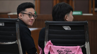 Terdakwa kasus dugaan penghasutan, Delpedro Marhaen (kiri)