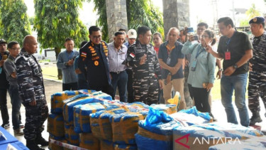 Wakil Komandan Kodaeral VIII Laksma TNI Tony Herdijanto saat memeriksa barang bukti sianida ilegal
