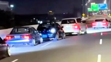 Rekaman cctv aksi mobil konvoi sambil zig-zag di Tol Becakayu