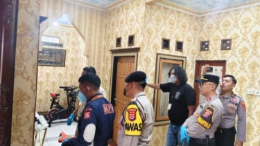 Olah tempat kejadian perkara kasus pembunuhan.