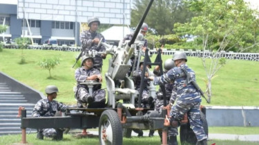 Personel TNI AL mengerahkan senjata meriam pertahanan udara