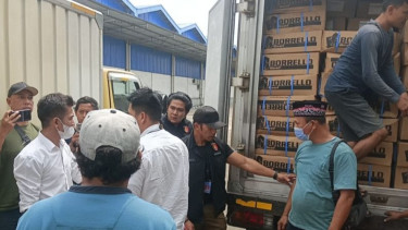 Bareskrim Polri membongkar truk berisi daging beku impor kedaluwarsa.