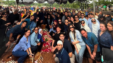 Momen sahabat pakai baju biru di pemakaman Vidi