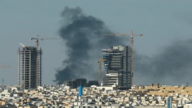 Asap diduga ledakan akibat serangan Iran di Riyadh, Arab Saudi