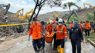 Evakuasi korban tewas longsor sampah di Bantargebang