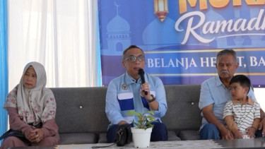 Anggota Komisi XI DPR RI dari Fraksi PAN Ahmad Najib Qodratullah (tengah)