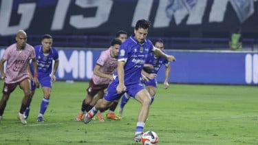 Pemain Persib Bandung Thom Haye cetak gol lewat titik penalti