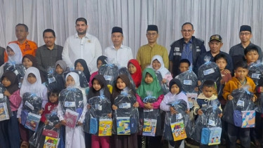 BRI Insurance menyerahkan bantuan air bersih untuk warga terdampak longsor di Bandung Barat