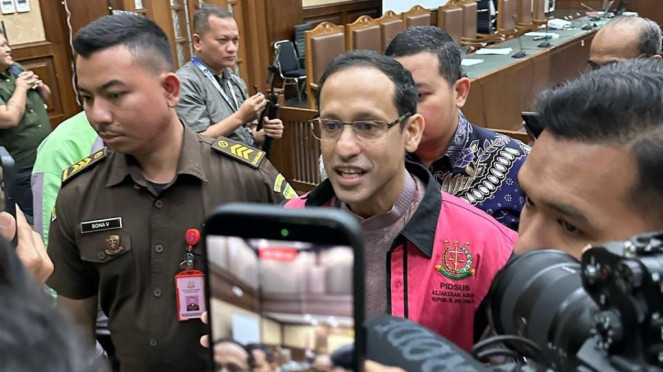 Mantan Mendikbudristek, Nadiem Makarim (tengah)