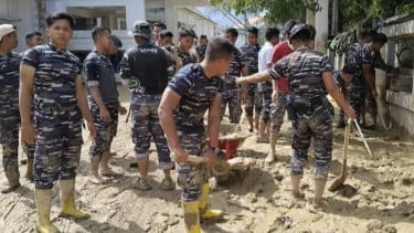 Proses pembersihan lumpur pascabencana di wilayah Sumatera