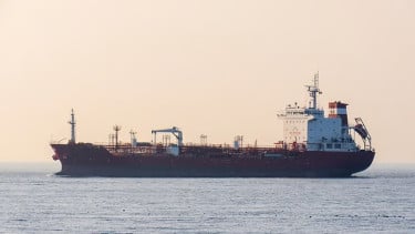 Kapal tanker Rusia memasok minyak ke India.