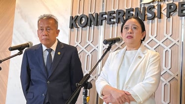 Ketua DPR RI Puan Maharani (kanan) di Kompleks Parlemen, Senayan, Jakarta Pusat
