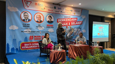 Koordinator Jaringan Aksi Keselamatan Jalan, Edo Rusyanto (berdiri)