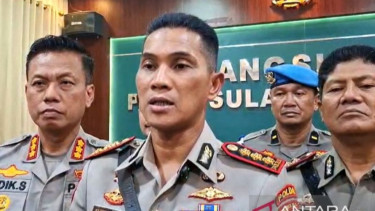 Kabid Propam Polda Sulsel Kombes Pol Zulham Effendy (tengah)