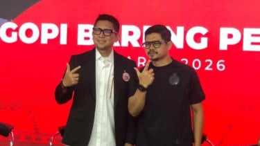 Direktur Persija Jakarta Mohamad Prapanca (kiri) dan Direktur Olahraga Persija Jakarta Bambang Pamungkas (kanan)