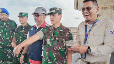Panglima Kodam II Sriwijaya Mayjen TNI Ujang Darwis (kedua dari kanan) saat meninjau Tol Kayuagung, Sumatera Selatan