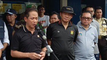 Menteri Lingkungan Hidup Hanif Faisol Nurofiq (kiri)