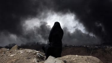 Kepulan asap yang masih membumbung dari Shahran Oil Refinery Iran