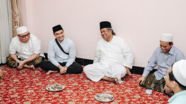 Ketum PSI, Kaesang Pangarep (kedua kiri)
