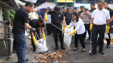 Kapolda Metro Jaya Irjen Pol Asep Edi Suheri (tengah)