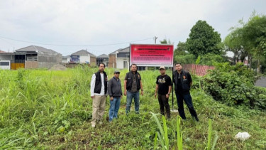 Dittipideksus Bareskrim Polri memasang plang penyitaan pada salah satu aset milik PT DSI