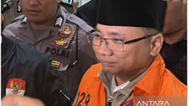 Eks Menteri Agama (Menag) Yaqut Cholil Qoumas menggunakan rompi oranye
