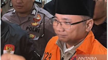 Eks Menteri Agama (Menag) Yaqut Cholil Qoumas menggunakan rompi oranye