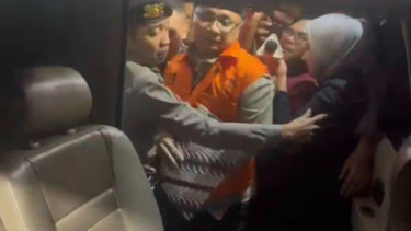 Eks Menag Yaqut Cholil Qoumas menggunakan rompi oranye