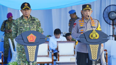 Panglima TNI (kiri) dan Kapolri (kanan)