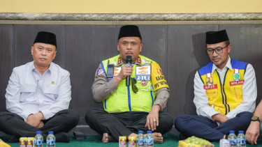 Kakorlantas Polri Irjen Agus Suryonugroho (tengah)