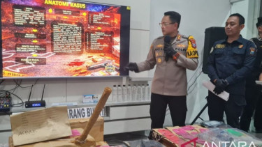 Kapolres Situbondo, Jawa Timur, AKBP Bayu Anuwar Sidiqie saat konferensi pers pengungkapan pembunuhan satu keluarga