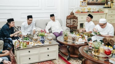 Ketua Umum PSI, Kaesang Pangarep (kedua kanan)