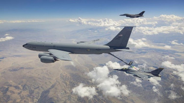 pesawat tanker atau pesawat pengisian bahan bakar KC-135 milik Angkatan Udara AS