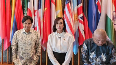 Ketua Harian PB Akuatik Indonesia, Harlin E. Rahardjo (kiri) dan Menpar, Widiyanti Putri Wardhana (tengah)
