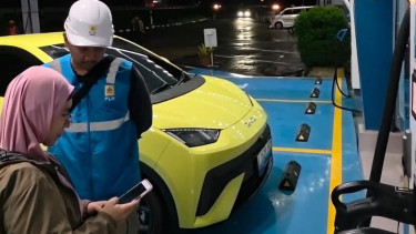Ilustrasi pemudik EV saat melakukan pengisian daya di Rest Area KM 228A Tol Kanci-Pejagan.